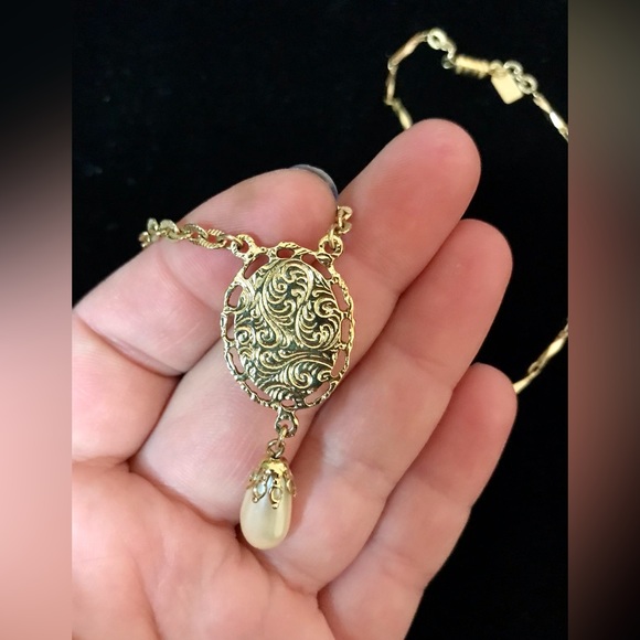 Vintage 1928 Dome Floral And Faux Pearl Drop Pendant Gold Tone 18” Necklace - Picture 5 of 6